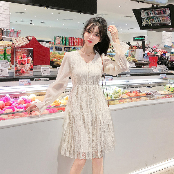 Σύντομο γυναικείο φόρεμα σε λευκό χρώμα με δαντέλα