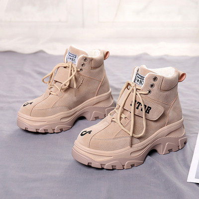 Μοντέρνες γυναικείες μπότες με δεσμούς σε δύο μοντέλα σε μπεζ και μαύρο χρώμα