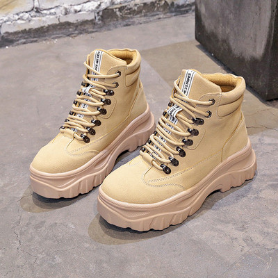 Μοντέρνες γυναικείες μπότες με δεσμούς σε δύο μοντέλα σε μπεζ και μαύρο χρώμα