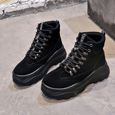 Μοντέρνες γυναικείες μπότες με δεσμούς σε δύο μοντέλα σε μπεζ και μαύρο χρώμα