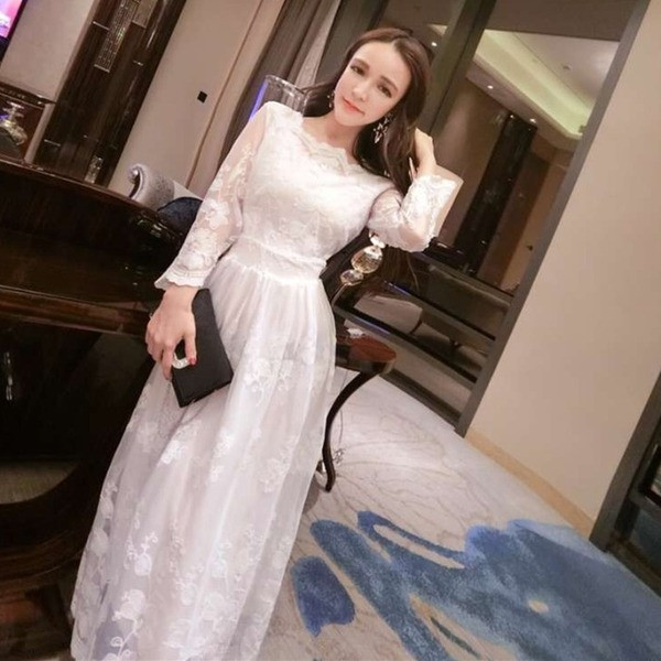 Hosszú fehér csipkeruha