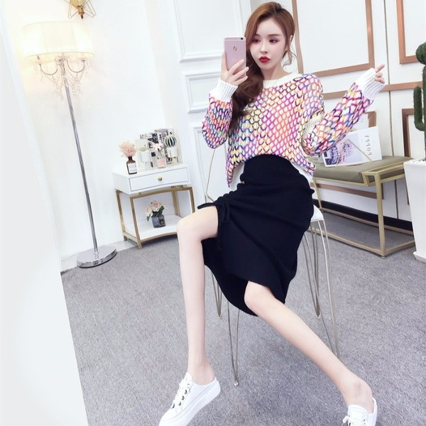 Női rövid pulóver ovális nyakkivágással, két színben