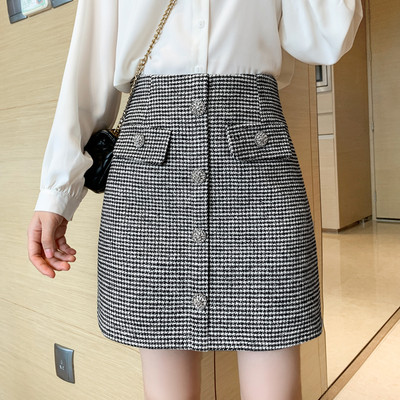 Aktuális női kockás szoknya magas derékkal, fekete színben