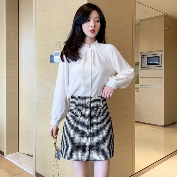 Aktuális női kockás szoknya magas derékkal, fekete színben