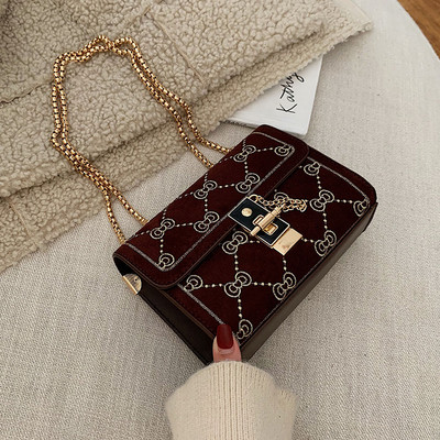 Γυναικείες τσάντες με μεταλλική διακόσμηση σε διάφορα χρώματα