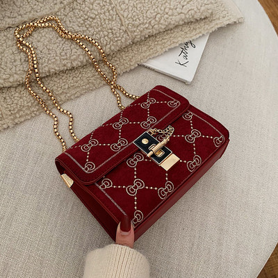 Γυναικείες τσάντες με μεταλλική διακόσμηση σε διάφορα χρώματα