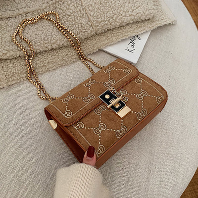 Γυναικείες τσάντες με μεταλλική διακόσμηση σε διάφορα χρώματα