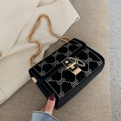 Γυναικείες τσάντες με μεταλλική διακόσμηση σε διάφορα χρώματα