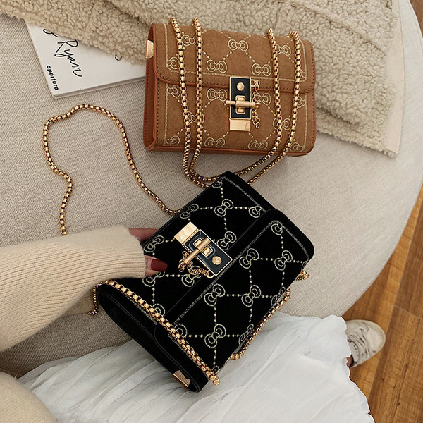 Γυναικείες τσάντες με μεταλλική διακόσμηση σε διάφορα χρώματα