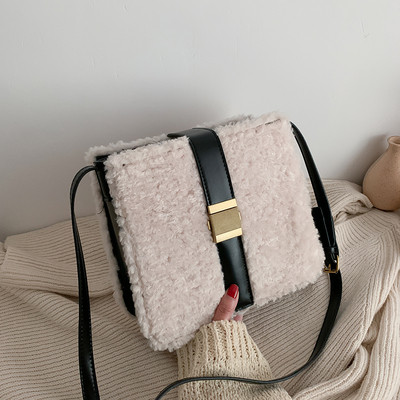 Modern női táska pehellyel és hosszú füllel több színben