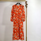 Hosszú ruha szabású modell narancssárga színben, virágmintával