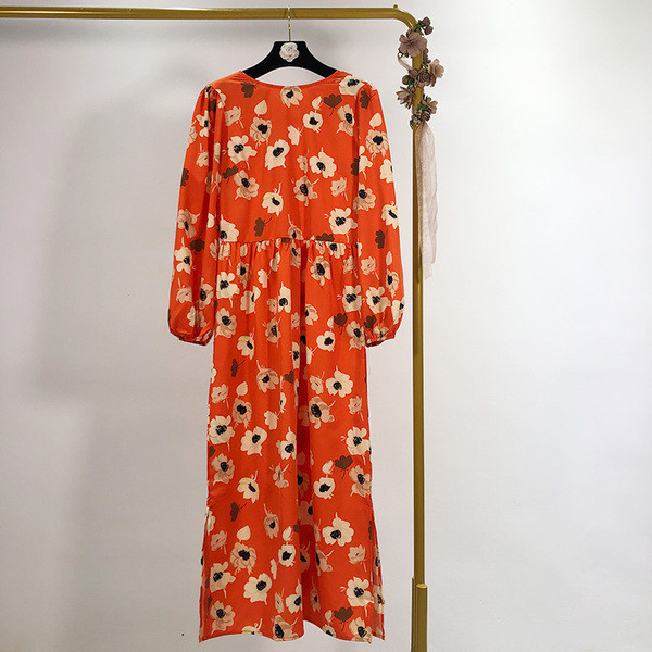 Hosszú ruha szabású modell narancssárga színben, virágmintával