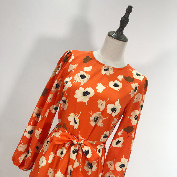 Hosszú ruha szabású modell narancssárga színben, virágmintával