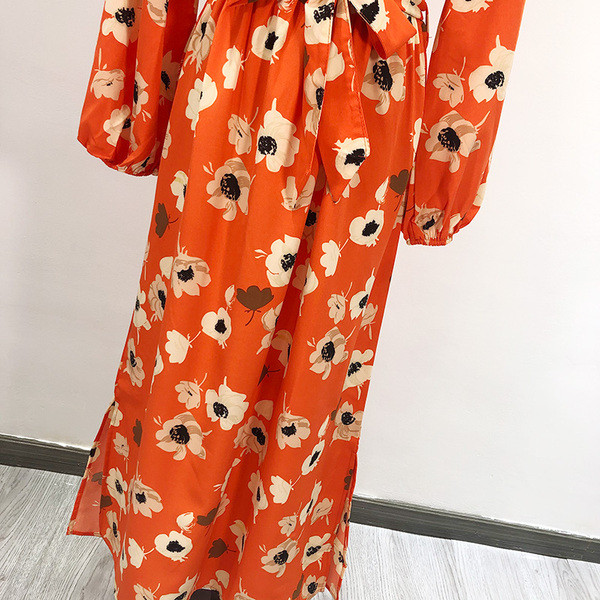 Hosszú ruha szabású modell narancssárga színben, virágmintával