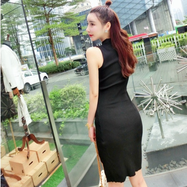 Rochie modernă de damă cu fantă și cravate în negru și roșu