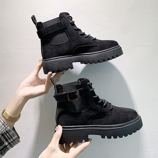 Ghete de dama moderne cu talpa aspra - doua modele