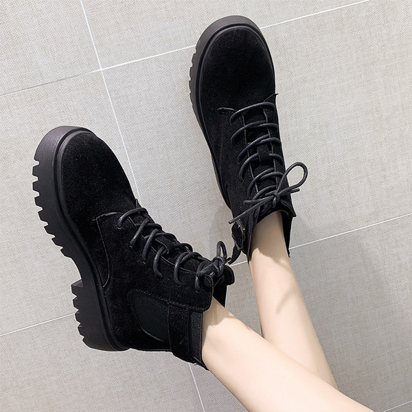 Ghete de dama moderne cu talpa aspra - doua modele