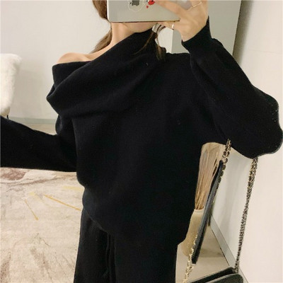 Γυναικείο πουλόβερ με γυμνούς ώμους σε μαύρο χρώμα