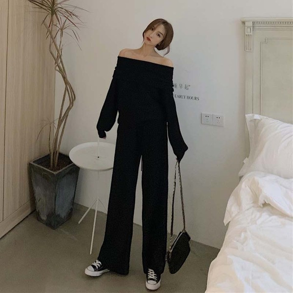 Γυναικείο πουλόβερ με γυμνούς ώμους σε μαύρο χρώμα