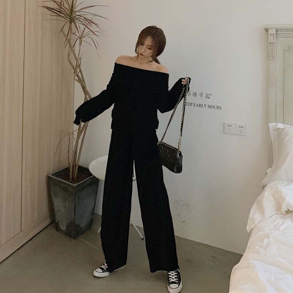 Γυναικείο πουλόβερ με γυμνούς ώμους σε μαύρο χρώμα