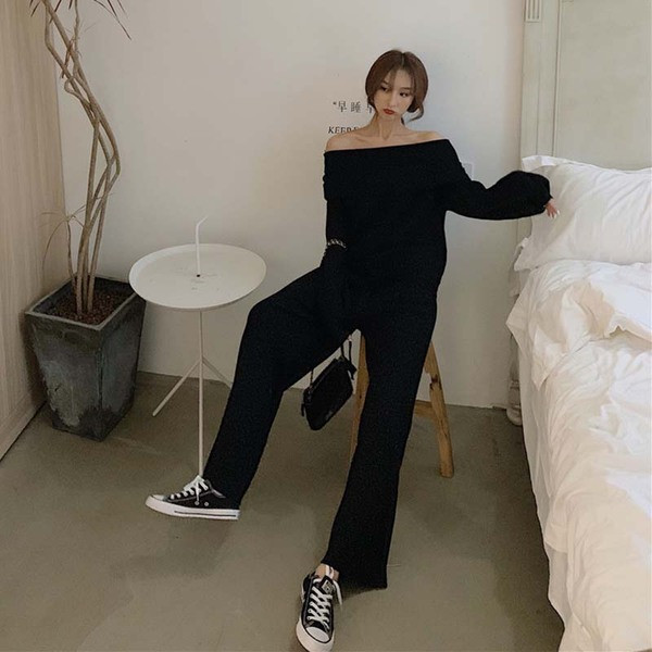 Γυναικείο πουλόβερ με γυμνούς ώμους σε μαύρο χρώμα