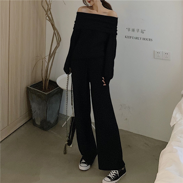 Γυναικείο πουλόβερ με γυμνούς ώμους σε μαύρο χρώμα