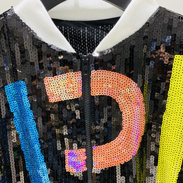 Új modell modern női pulóver flitterekkel fekete színben