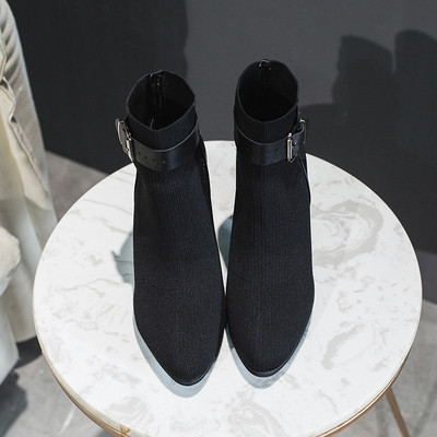 Κομψές γυναικείες μπότες με παχύ τακούνι σε μαύρο χρώμα