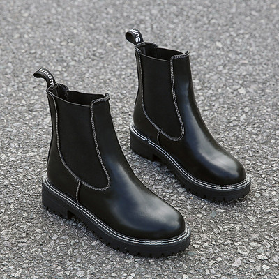 Stílusos női csizma lapos talppal fekete színben - két modell