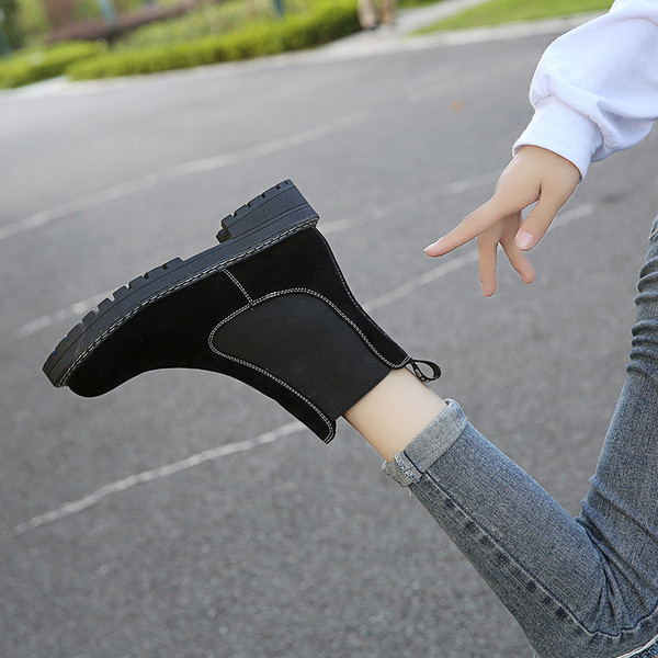 Stílusos női csizma lapos talppal fekete színben - két modell