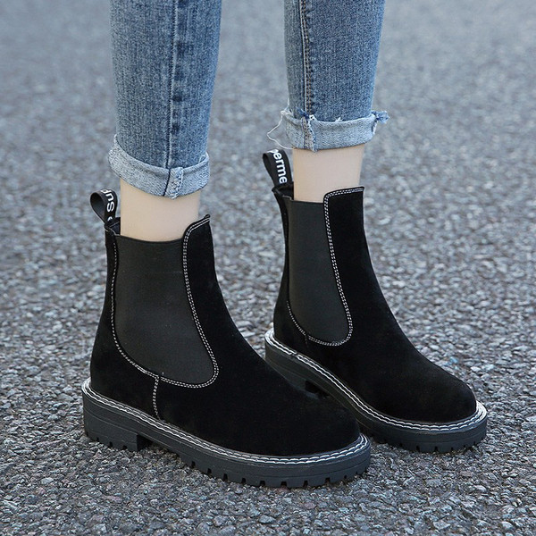 Stílusos női csizma lapos talppal fekete színben - két modell