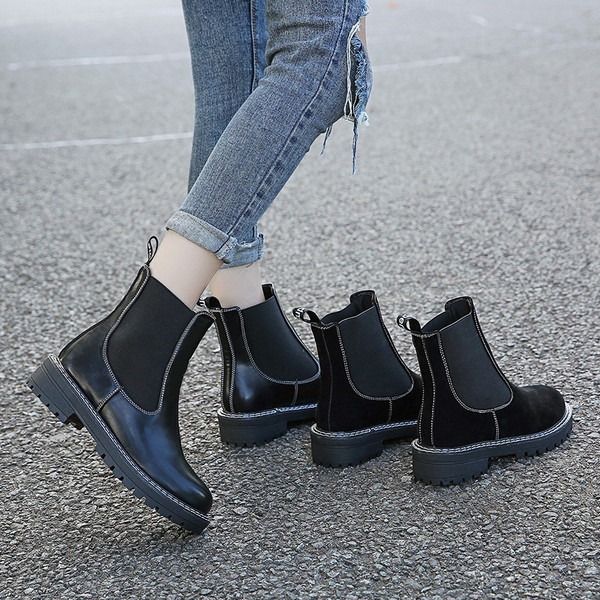 Stílusos női csizma lapos talppal fekete színben - két modell