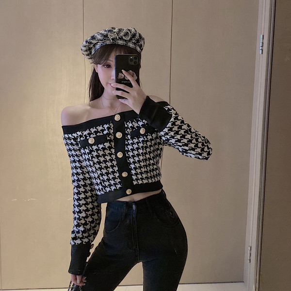 Női kockás blúz gombokkal és csupasz váll