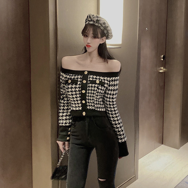 Női kockás blúz gombokkal és csupasz váll