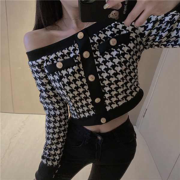 Női kockás blúz gombokkal és csupasz váll