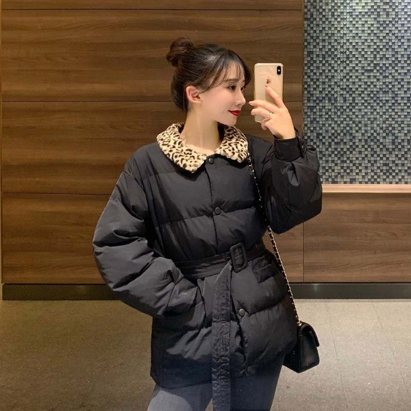 Fekete színű női hosszú kabát állatmintás pehelygallérral