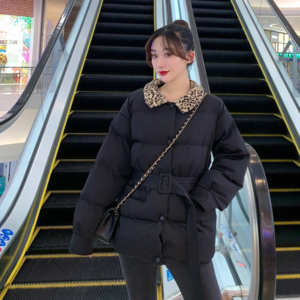 Fekete színű női hosszú kabát állatmintás pehelygallérral