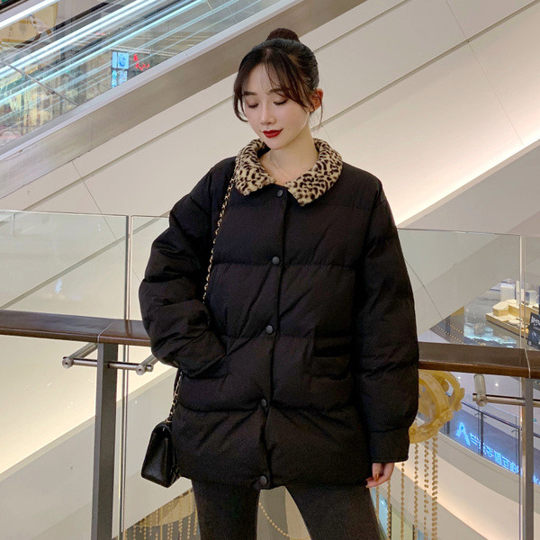 Fekete színű női hosszú kabát állatmintás pehelygallérral