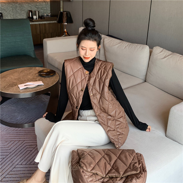 Λεπτό γναικείο  γιλέκο με κουμπιά σε μαύρο και καφέ χρώμα