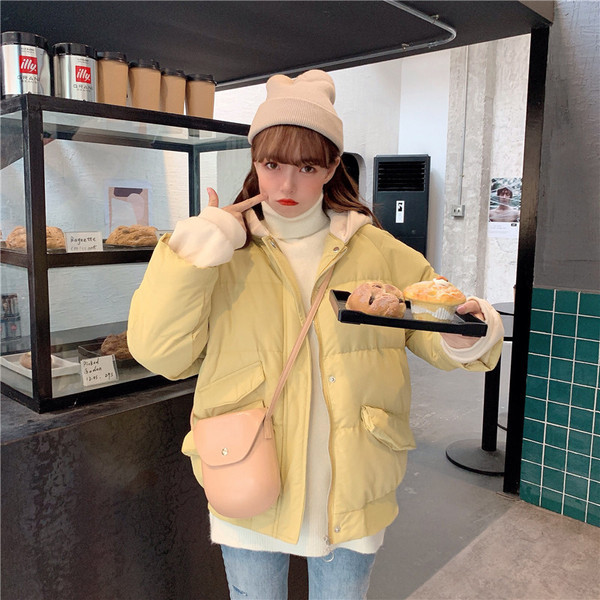 Rövid téli kabát fekete és sárga zsebekkel