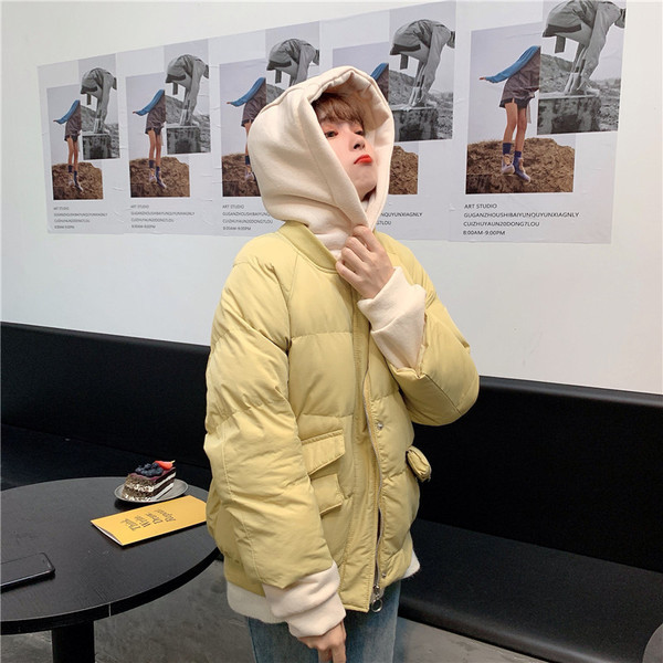 Rövid téli kabát fekete és sárga zsebekkel