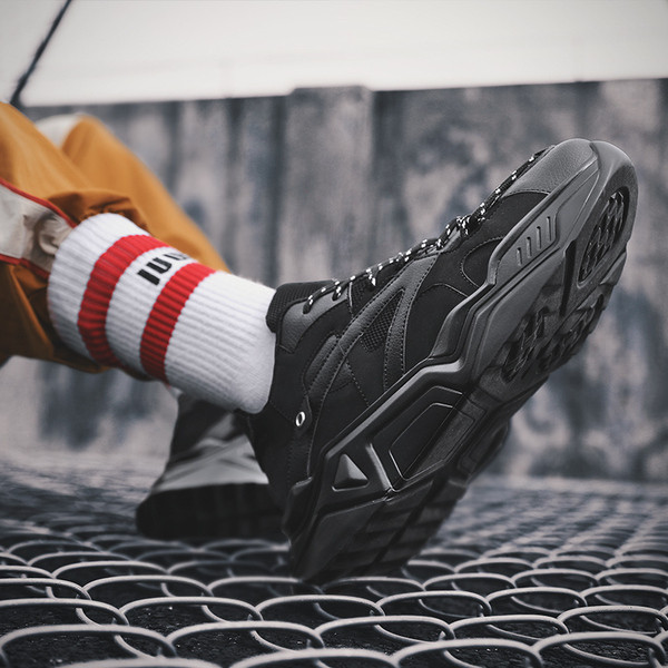 Ανδρικά αθλητικά παπούτσια νέο μοντέλο με κορδόνια και παχιά σόλα σε μαύρο, κόκκινο και κίτρινο χρώμα