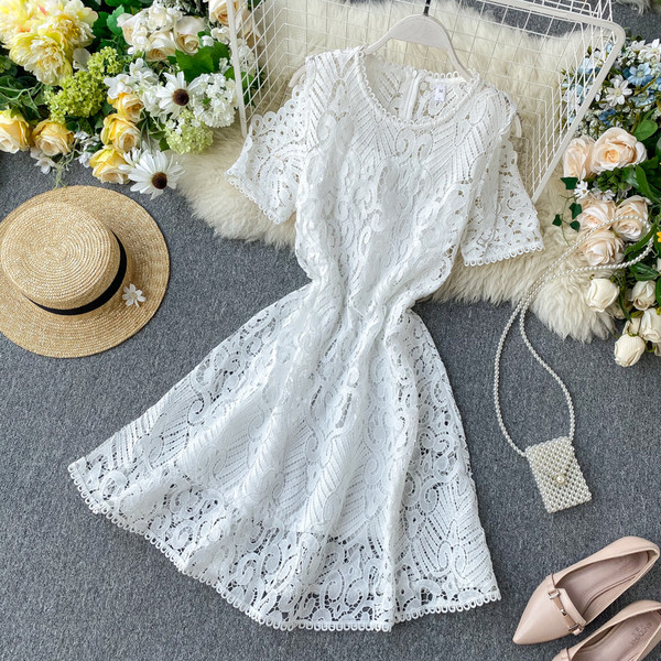 Μοντέρνο γυναικείο σλιμ φόρεμα από δαντέλα σε λευκό χρώμα