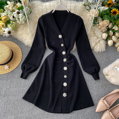 Rochie elegantă de damă cu nasturi în alb și negru, cu decolteu spitz