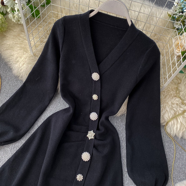 Rochie elegantă de damă cu nasturi în alb și negru, cu decolteu spitz