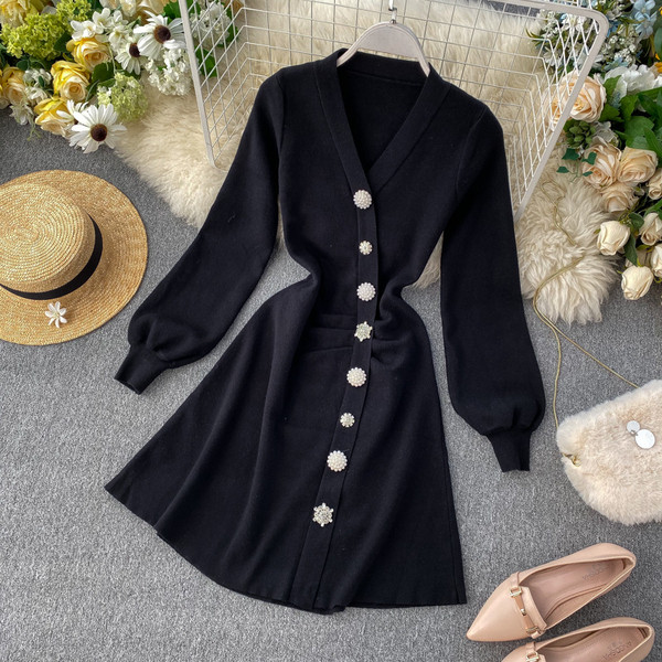 Rochie elegantă de damă cu nasturi în alb și negru, cu decolteu spitz