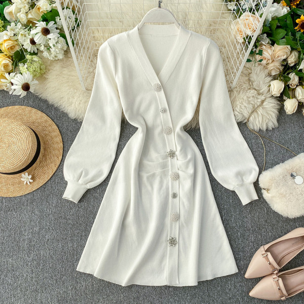 Rochie elegantă de damă cu nasturi în alb și negru, cu decolteu spitz