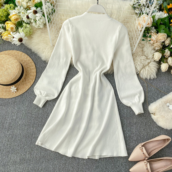 Rochie elegantă de damă cu nasturi în alb și negru, cu decolteu spitz