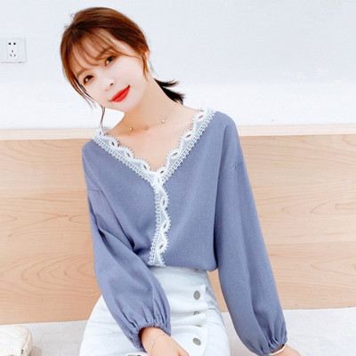 Μοντέρνα γυναικεία μπλούζα με λαιμόκοψη στο μπλε χρώμα