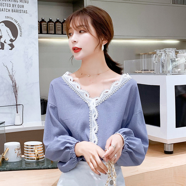 Μοντέρνα γυναικεία μπλούζα με λαιμόκοψη στο μπλε χρώμα